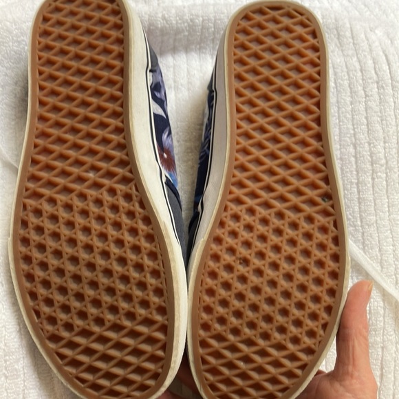 Vans - Picture 8 of 12